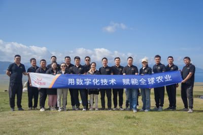 一群光谷“田小二”远赴新疆,教农户用一部手机管农田